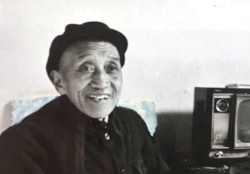 不忍|此师政委本可独自突围,却不忍遗弃三百伤兵,击毙战马后不幸被俘