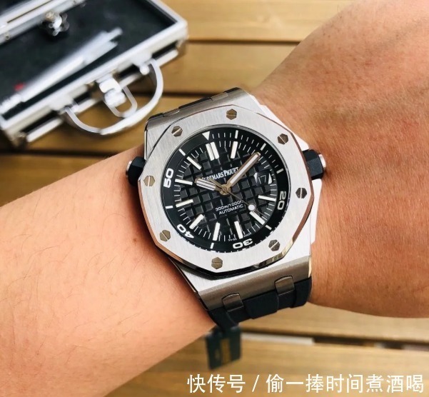 看腻了劳力士水鬼,这两款别具一格的潜水腕表你一定喜欢