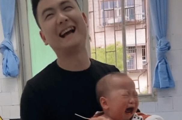 爸爸|“最惨宝宝”打预防针走红,孩子哭得稀里哗啦,爸爸乐得合不拢嘴