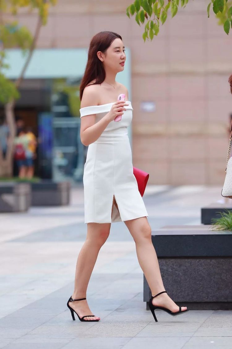 凉鞋|街拍:白色连衣裙黑色高跟凉鞋美女,如一朵鲜花赏心悦目