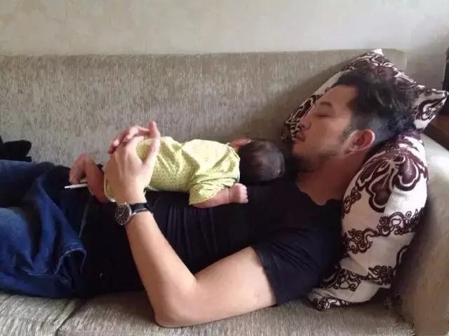 胡可素顏照曝光，在家相夫教子，卻培養出了一個國民老公