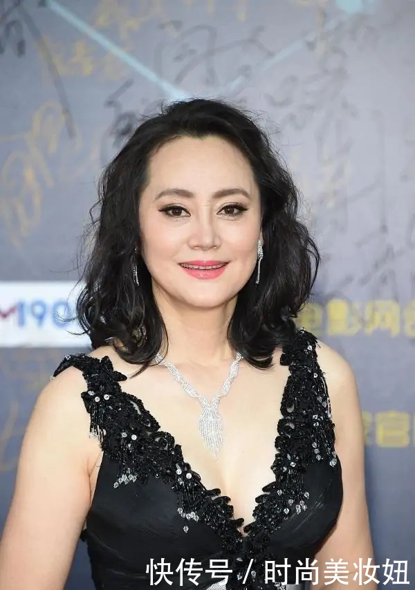 蕾丝|大宋佳真厉害,59岁还挑战深V连衣裙,这状态比小姑娘还好