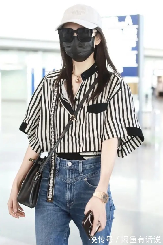 洋气人|向太真是洋气人,穿蕾丝衬衫胸前还挂满珍珠,一路被老公护着真甜