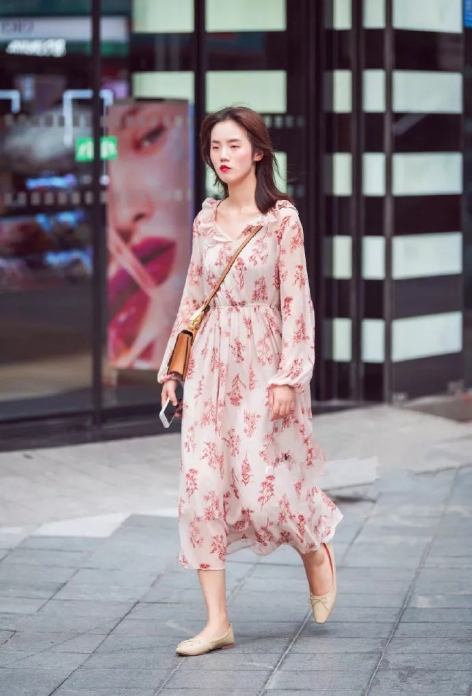 高跟鞋时尚又百搭,穿起来让你显得更优雅