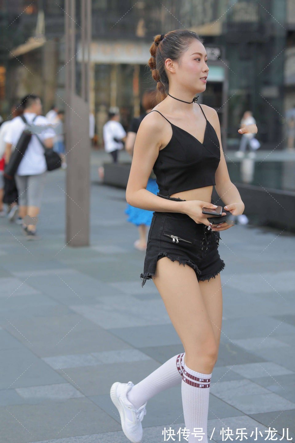 时髦感|一身黑色穿搭的小姐姐，可爱甜美，不失时髦感