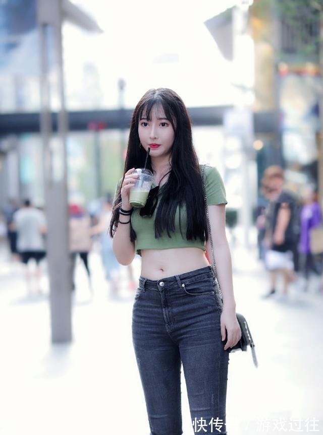 潮流穿搭 个性女孩的潮流穿搭，选择时尚修身的露脐装，彰显独特的个人魅力！