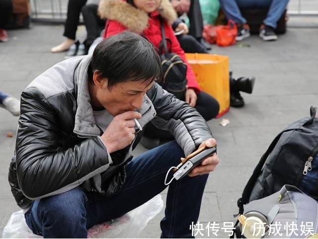 葛优躺|为什么现在很多人会患上颈椎病罪魁祸首在这里,这个锅背定了