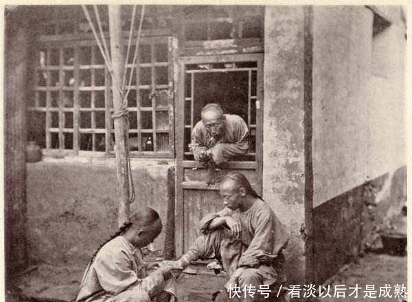 妇女|清朝老照片小脚妇女一脸呆滞,图2真实的清朝美女!