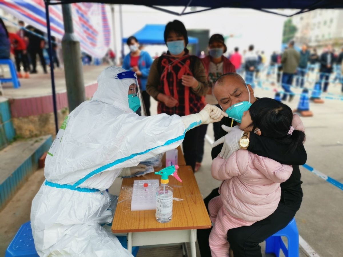 医护在大朗核酸采样，采着采着“福”到了|东莞战疫| 采样