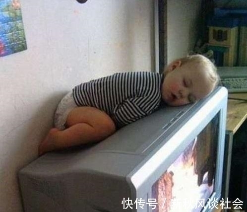 |搞笑宝宝:当宝宝看到好吃的却吃不到的时候,宝宝的表现太萌了