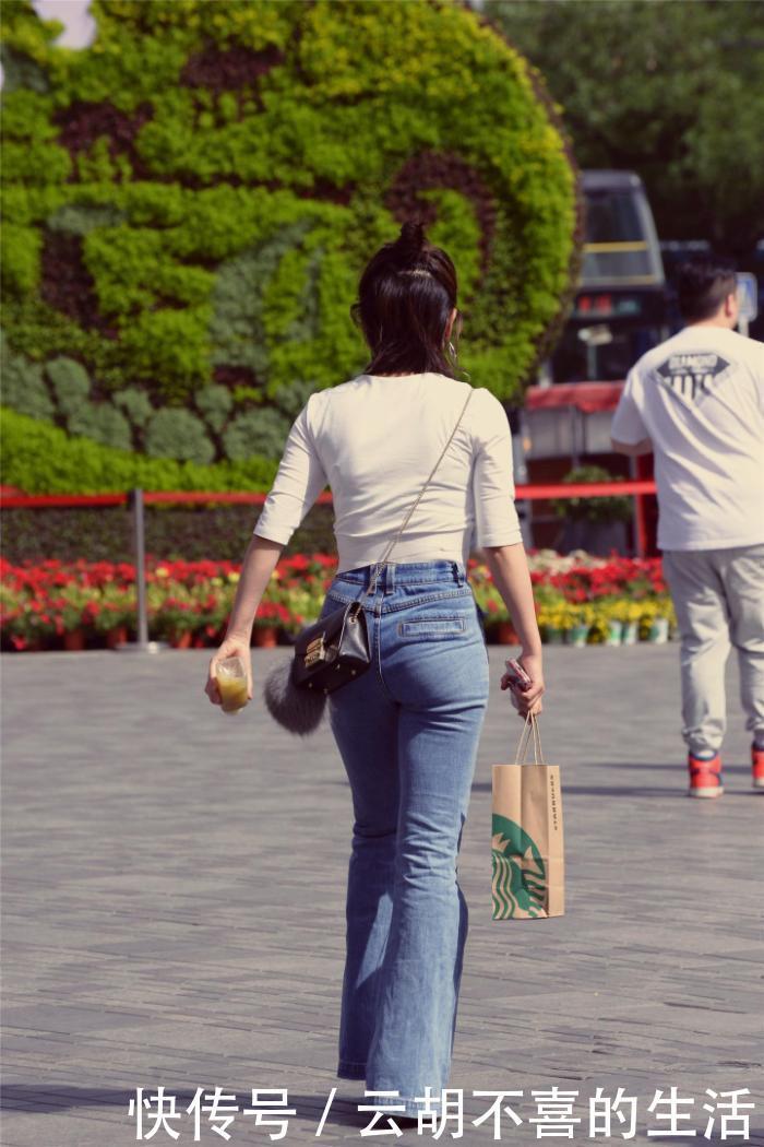牛仔裤的穿搭,还是喇叭裤的小姐姐略胜一筹哦