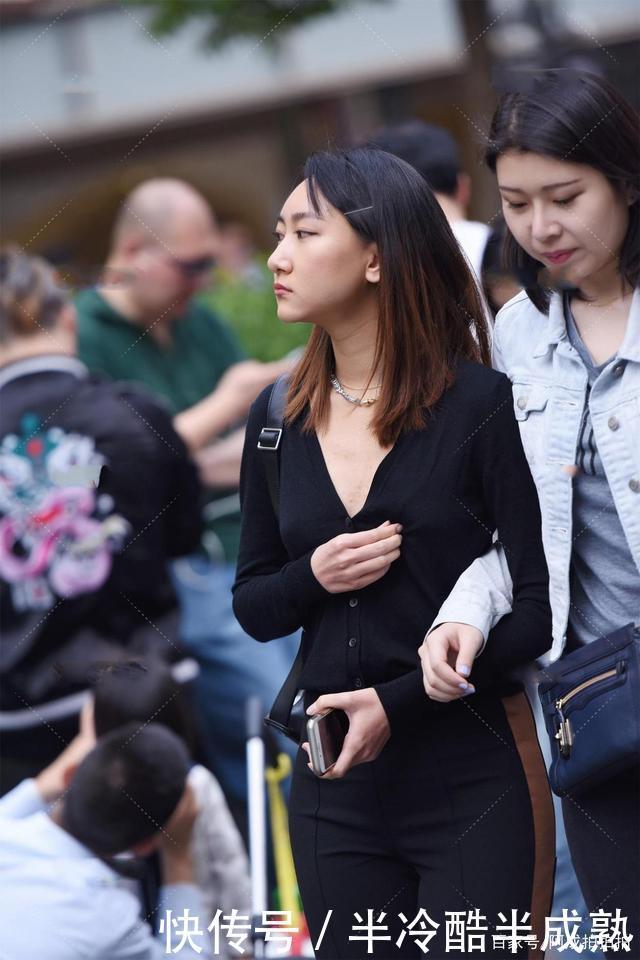 针织v领开衫搭配拼色阔腿裤，休闲时尚，温柔大方又显气质