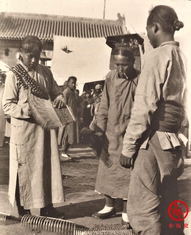 令人|晚清老照片：沈阳城内这一幕令人愤怒，年轻夫妻亲密合影