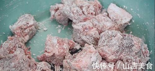 米饭|排骨我家从不炖着吃，淋上鸡蛋液，一周做5次，太费米饭了