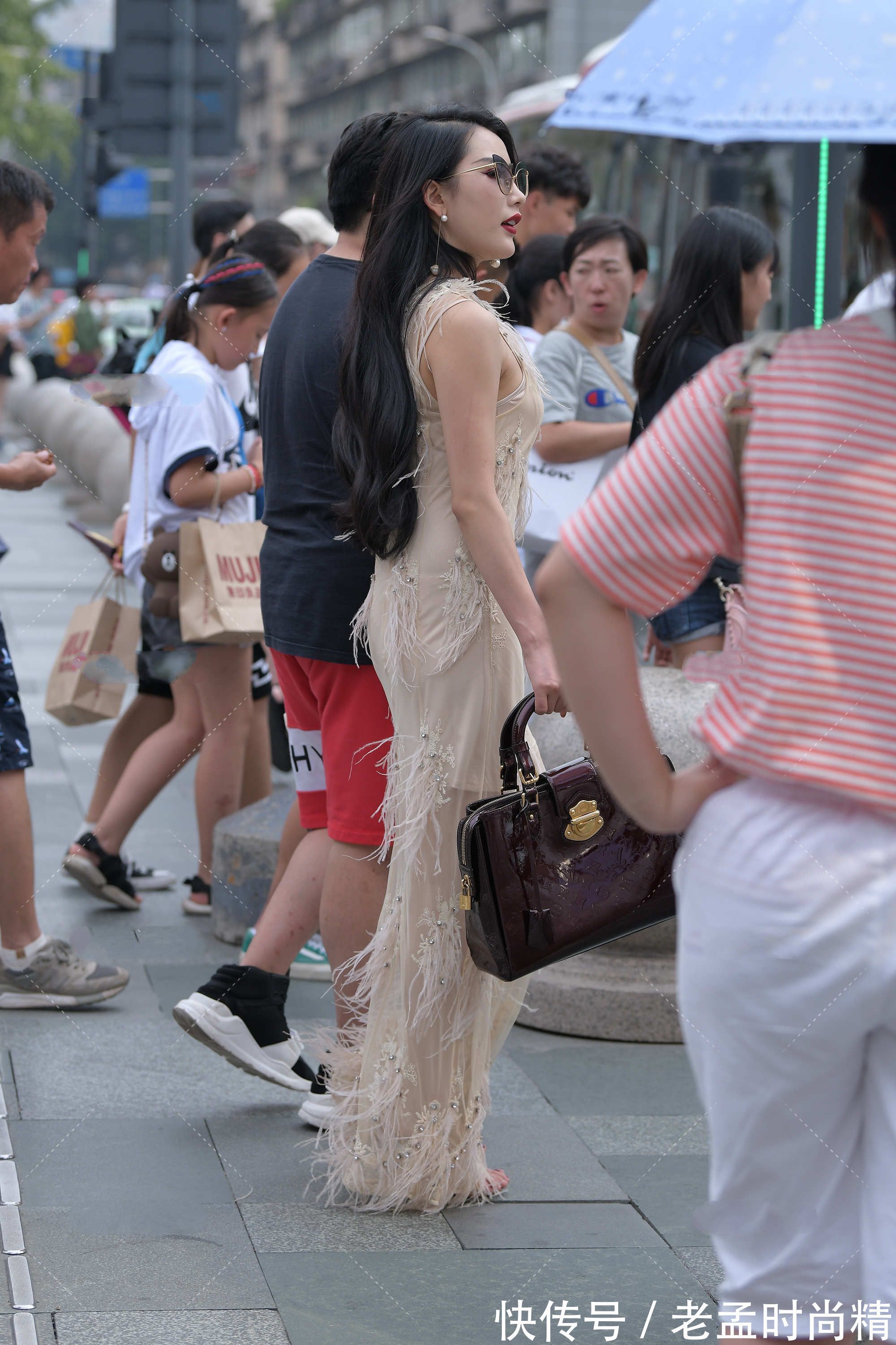 礼服|嫩粉色修身长裙, 利用羽毛打造流苏质感, 仙气飘飘, 满满的高级感