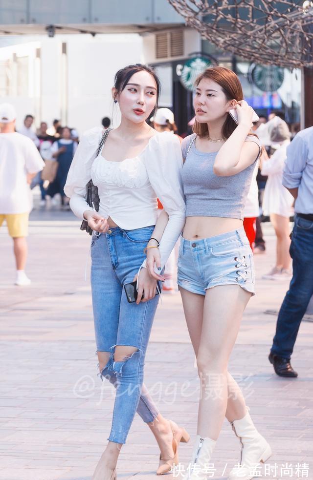 闺蜜 街拍:小姐姐和闺蜜一起出街不禁笑了出来