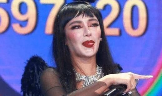 她曾是快女的冠军，整容失败后成“怪物”，只剩下眼珠是“原装的”