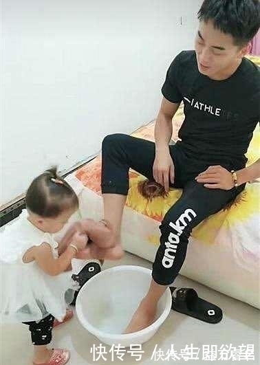 3岁女儿给爸爸洗脚,爸爸很感动,女儿接下来的行为,爸爸很无奈