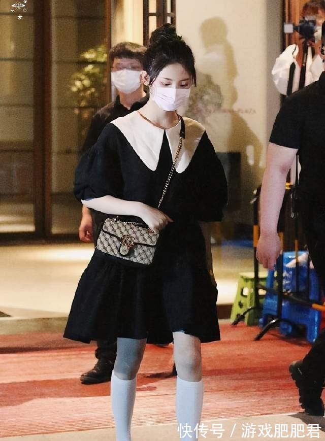 紧身牛仔裤 如今“露脚踝”已经过时了!这才是秋冬正确的穿搭方式,时髦保暖!