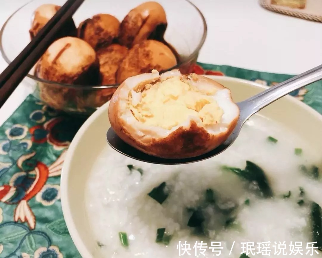 家常虎皮蛋的教程来了,配上一碗热腾腾的白米粥,既营养又开胃