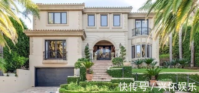 参观董卿在美国的豪宅,全屋卫生间都有十个,户外环境像园林景观