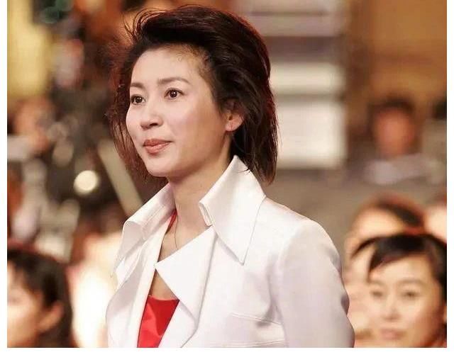 播音主持！央视才女王小丫书功深厚，字如其人一样美，让人感觉很舒服