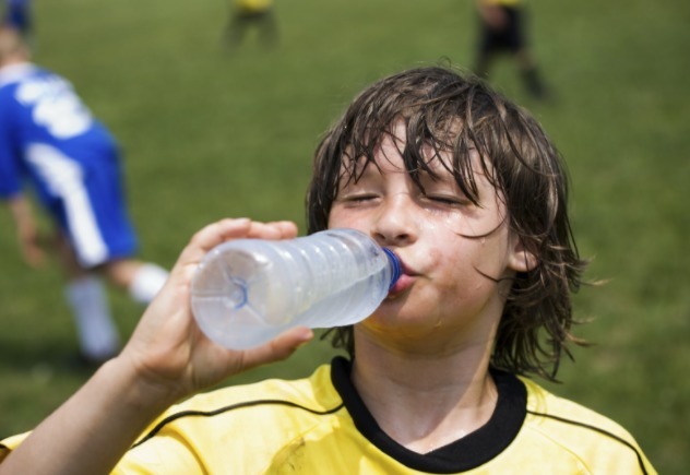 胃肠痉挛|提醒别在3个时间强迫孩子喝水,容易积食还伤脾,父母长点心