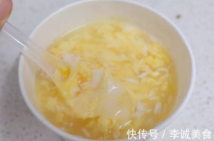村口70岁奶奶,做“冲鸡蛋花”火了,不加盐和水,清热解暑喝不腻