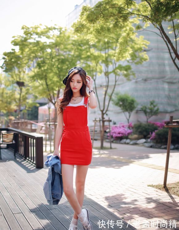 时尚靓丽 街拍:大红色可爱工字连衣短裙