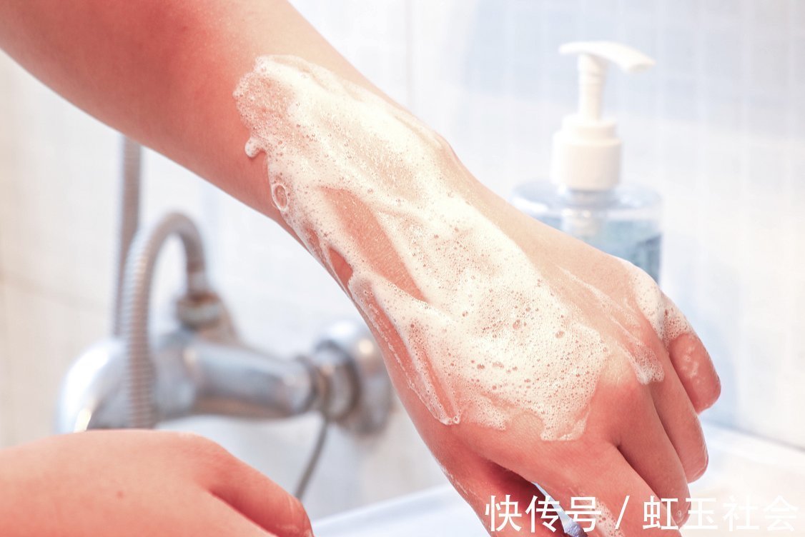 海洋赋活果酸清肌|珂岸果酸清肌磨砂沐浴露测评：高级冷香+磨砂效果让肌肤更舒适