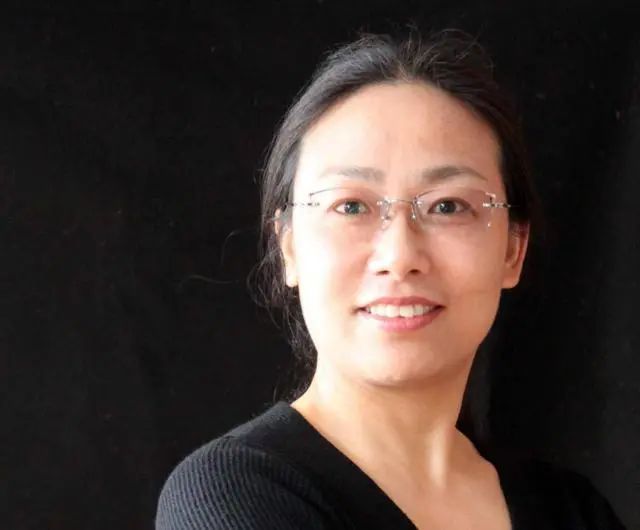 功力@美女书法家耿敏霞草书功力非凡,网友:足以PK刘洪彪!