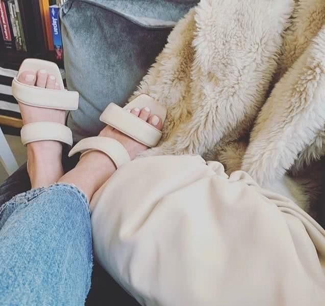 穿着|别总穿一字带凉鞋,今夏流行这些“双带”凉鞋,时髦洋气又舒适