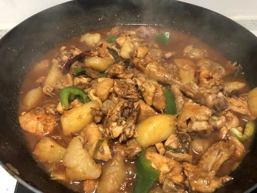 大盘鸡这么做才正宗，鸡肉爽滑麻辣，土豆软糯甜润，4斤肉不够吃