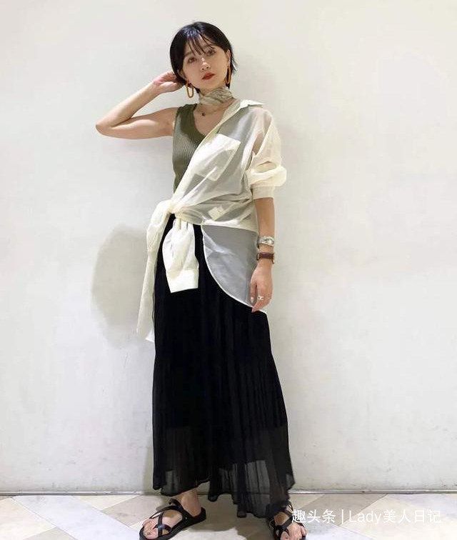 时髦 为什么日本女人都喜欢穿“透视衬衫”夏末早秋的时髦,全靠它撑