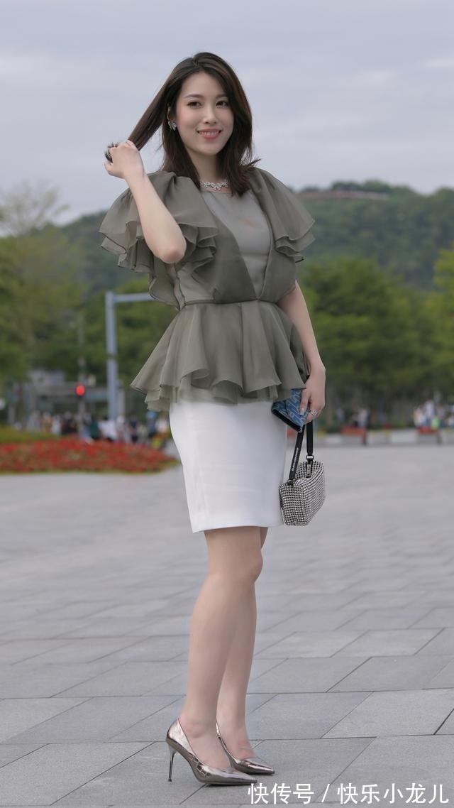 穿搭方式|夏末初秋的职场通勤穿搭,褶皱花边上衣搭配白色半身裙,优雅大方