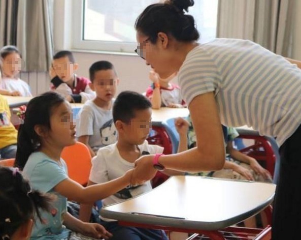 琳琳|5岁女孩每日精心打扮上幼儿园，却遭同学孤立，老师：我也不敢碰