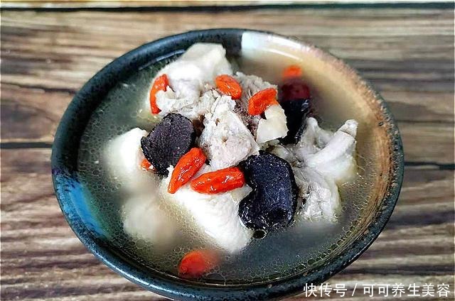 炖鸡汤时,有人先焯水,有人直接炖,大厨都不对,教你正确做法