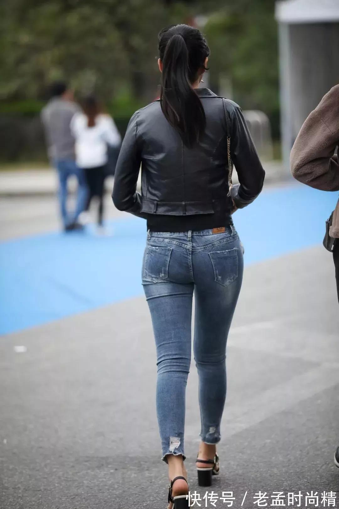 妹子 街拍:眼镜妹子身穿皮衣外套搭配破洞牛仔裤,英姿飒爽,霸气外露