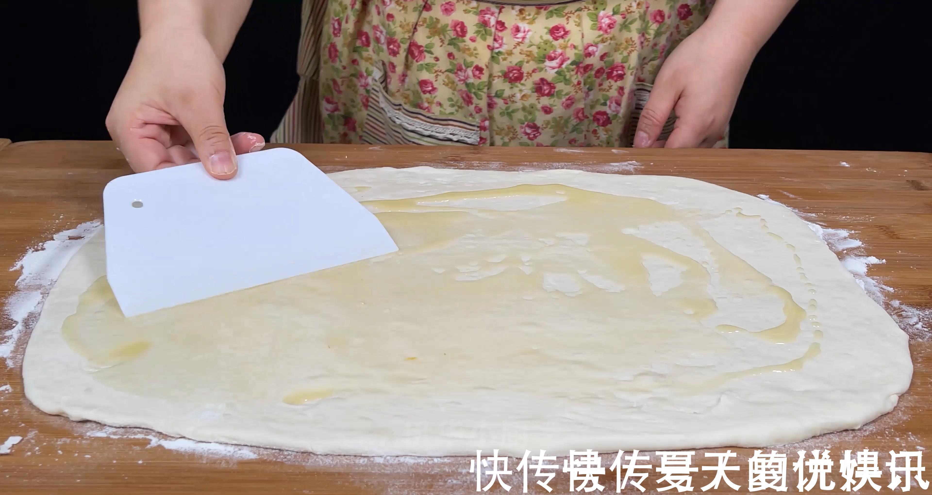 早餐店的葱油饼为什么好吃？原来做法简单，学会就可以摆摊了