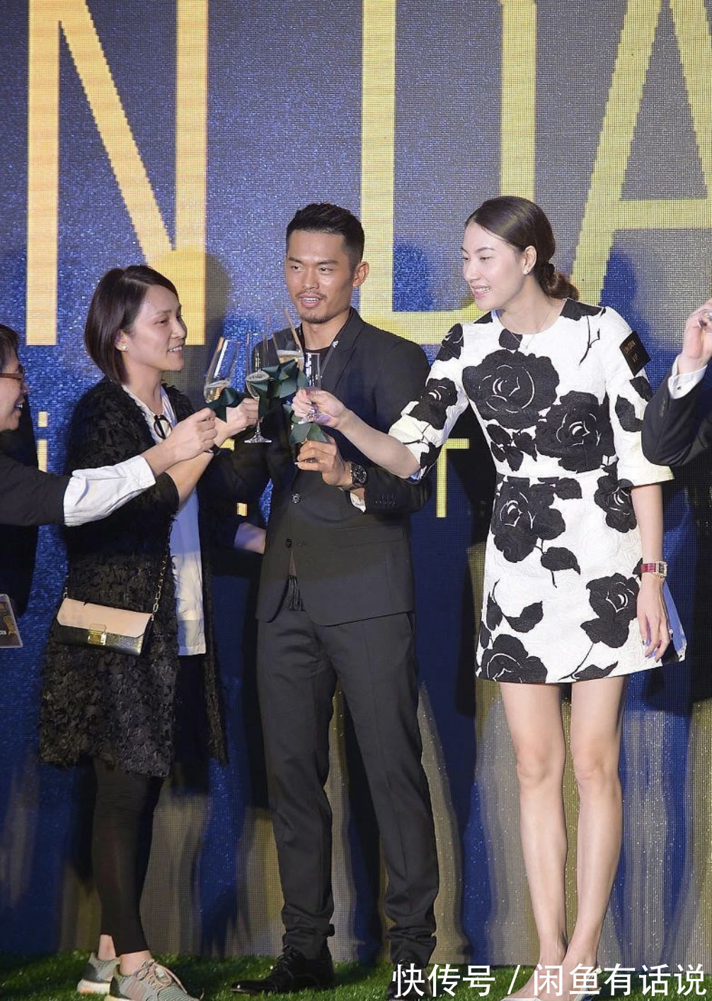 穿搭|谢杏芳林丹合体亮相,1米78穿短裙秀长腿,两口子一黑一白挺登对