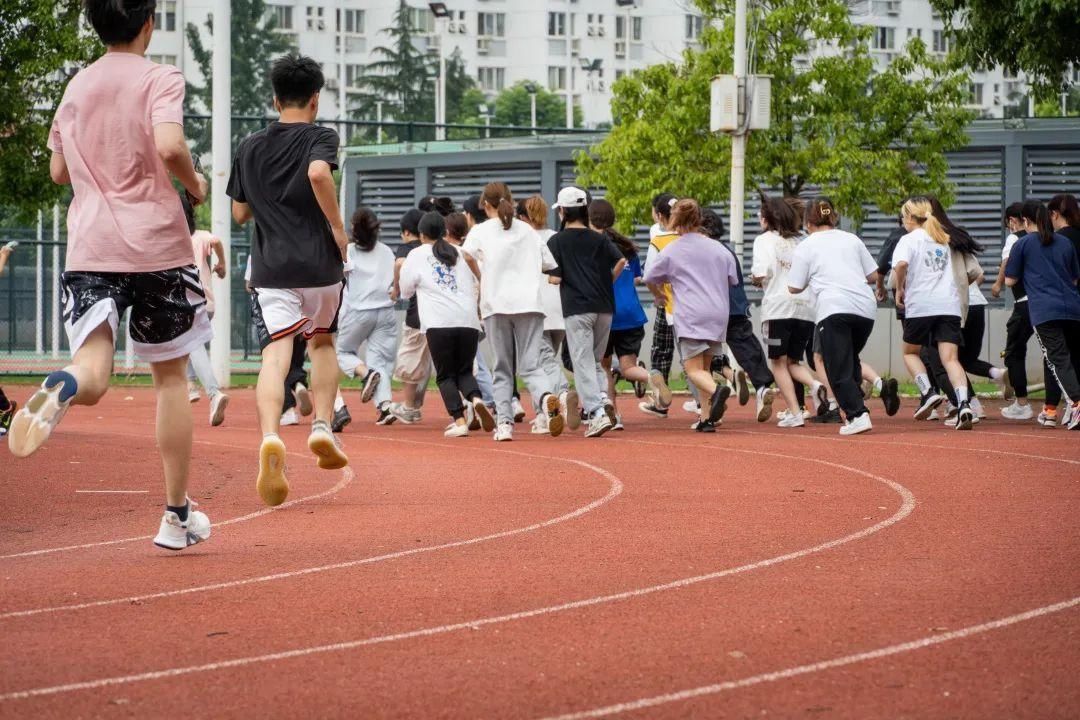 它又双叒叕来了！江大人“快跑”！