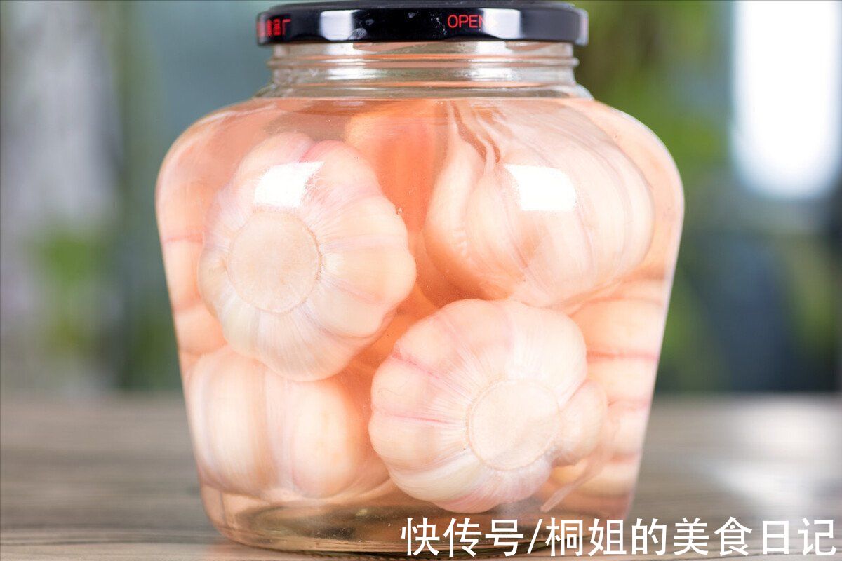 雪碧|往大蒜里倒入雪碧，原来饭店的腌糖蒜这样做，脆甜爽口真解腻