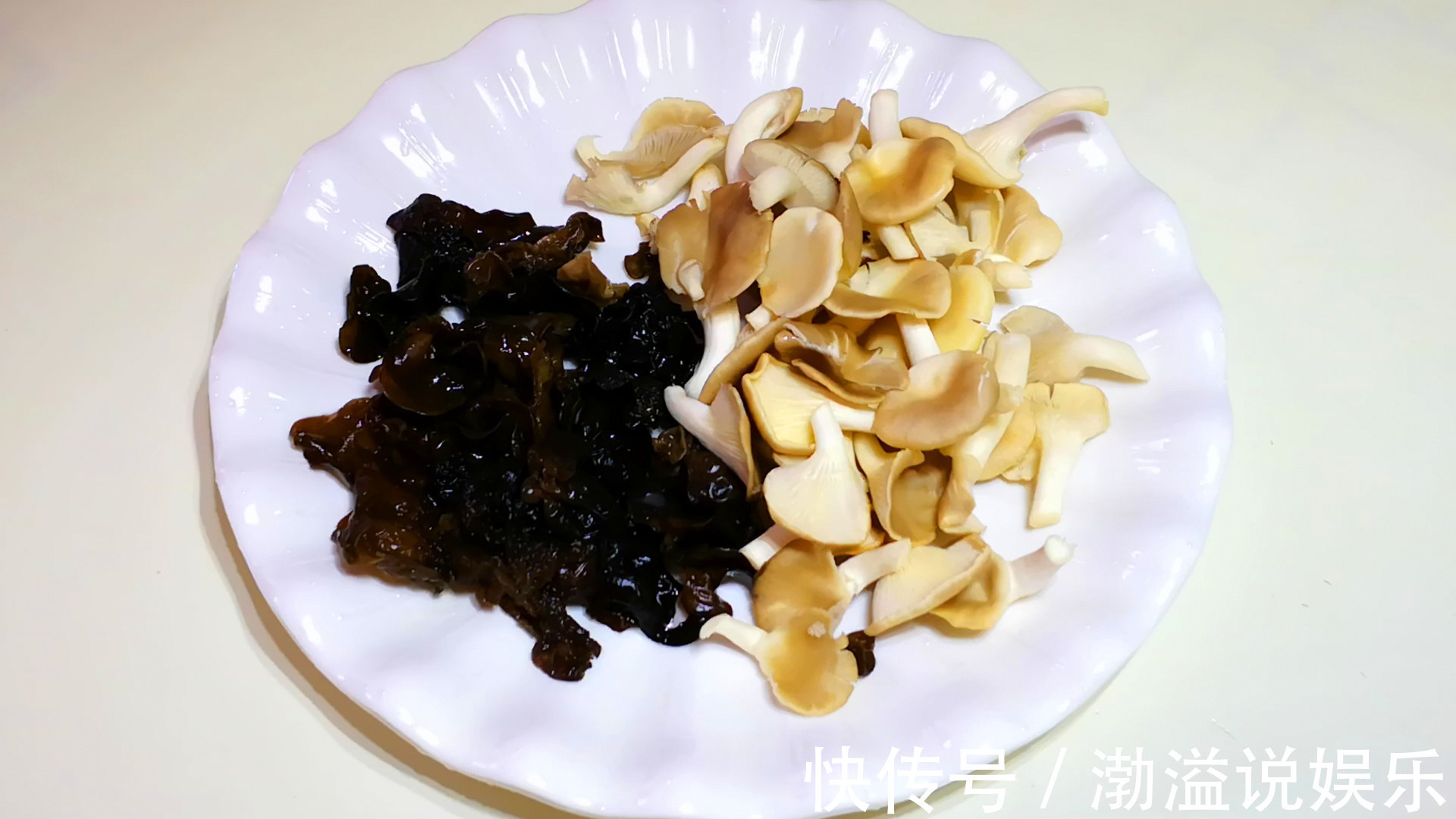 芹菜饺子好吃的调馅方法,鲜美多汁不油腻,越吃越香,上桌一扫光