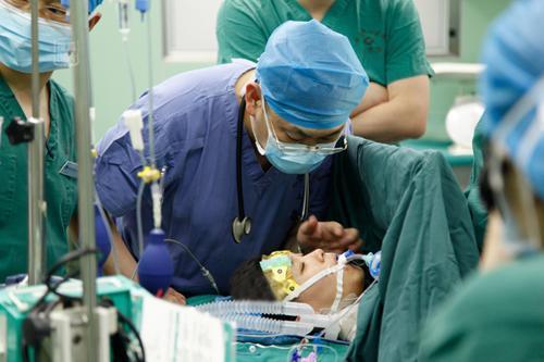 孕妇|孕妇剖腹产下龙凤胎,昏迷不醒时老公狠心拔掉呼吸机,网友心疼