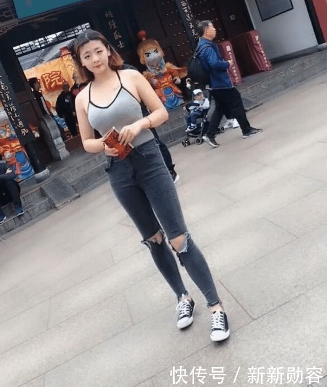 街拍吊带上衣配牛仔裤,小姐姐如此穿搭美极了
