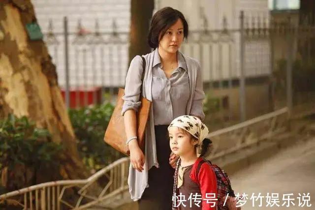 新生儿|“最嫩外婆”走红,产房外第1次抱外孙,路人:才生完就溜达了?