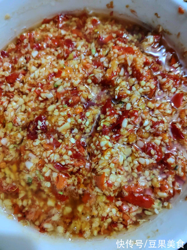 我家做自制蒜蓉辣椒酱?就用这个方法，解馋又营养