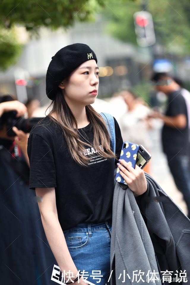 黑色短袖搭配蓝色长裤，可以穿出一种既休闲，又酷的感觉