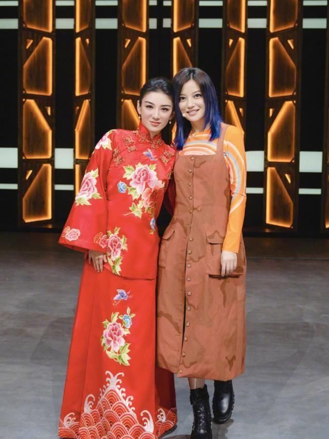 黄奕赵薇同台，一个评委一个演员：都曾演小燕子，为何命运迥异？