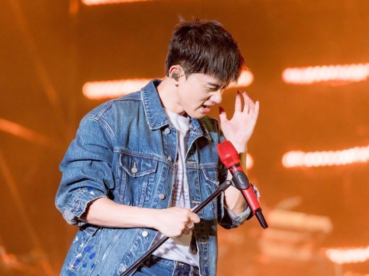 我型我秀|张杰新鲜营业，穿牛仔套装意外撞上华晨宇，一个率性一个前卫